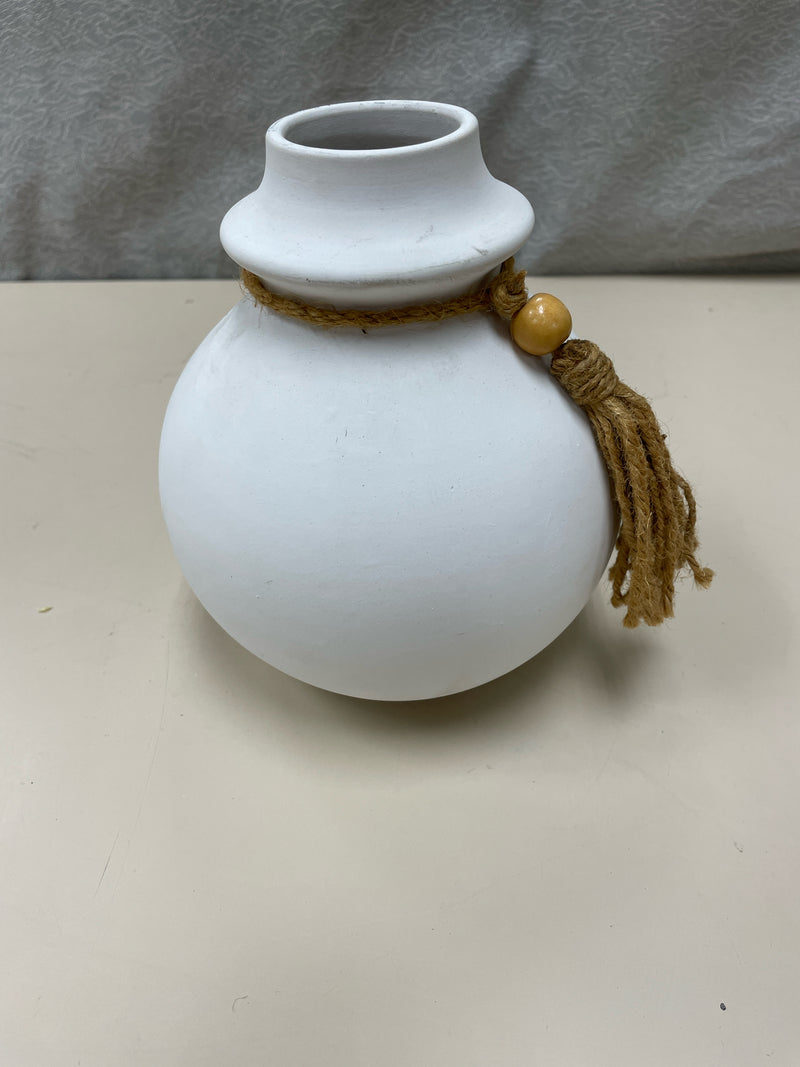 CREAM VASE W/ROPE