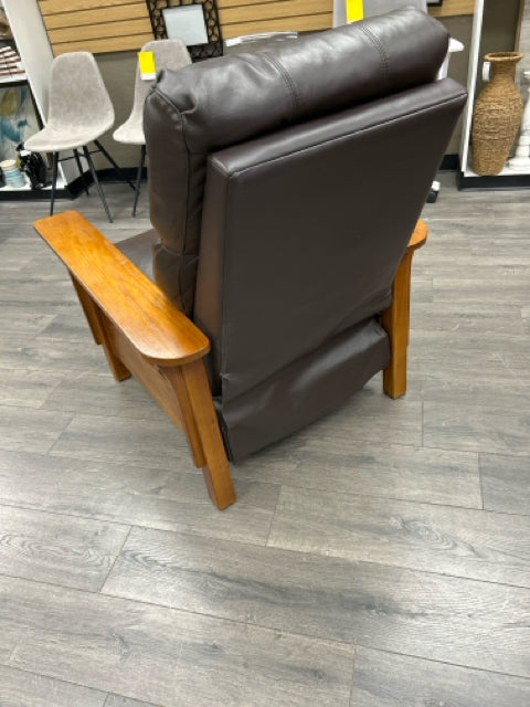 WOOD/LEATHER ARMCHAIR