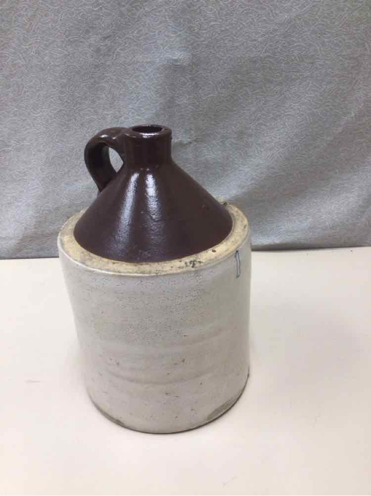 BROWN/CREAM CROCK W/HANDLE