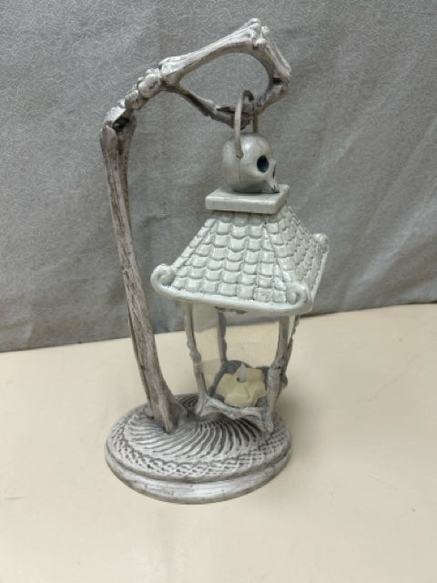 PLASTIC HAND W/SKELETON LANTERN