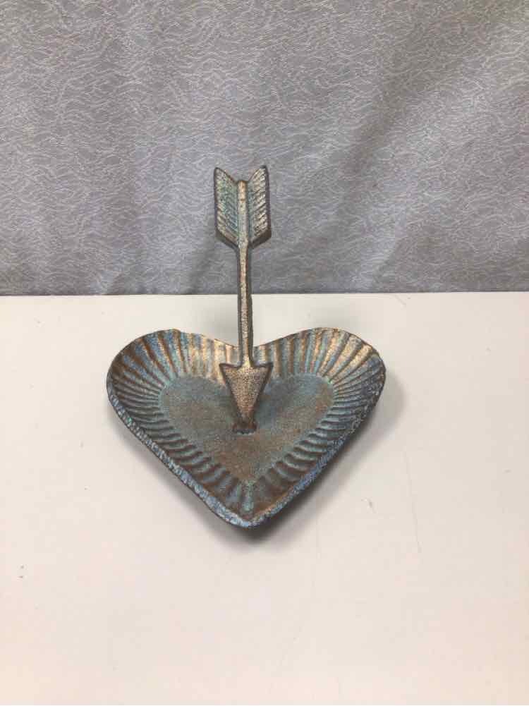 GOLD IRON HEART ARROW DISH