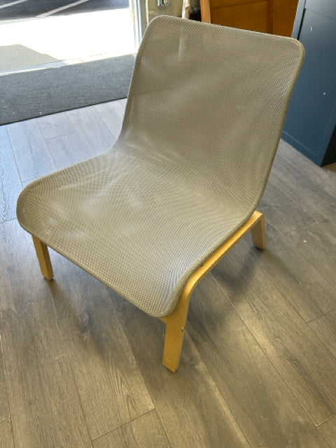 "NOLMYRA" GRAY MESH W/WOOD CHAIR