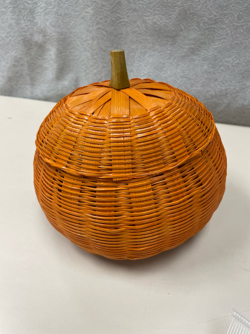 SMALL LIDDED PUMPKIN BASKET