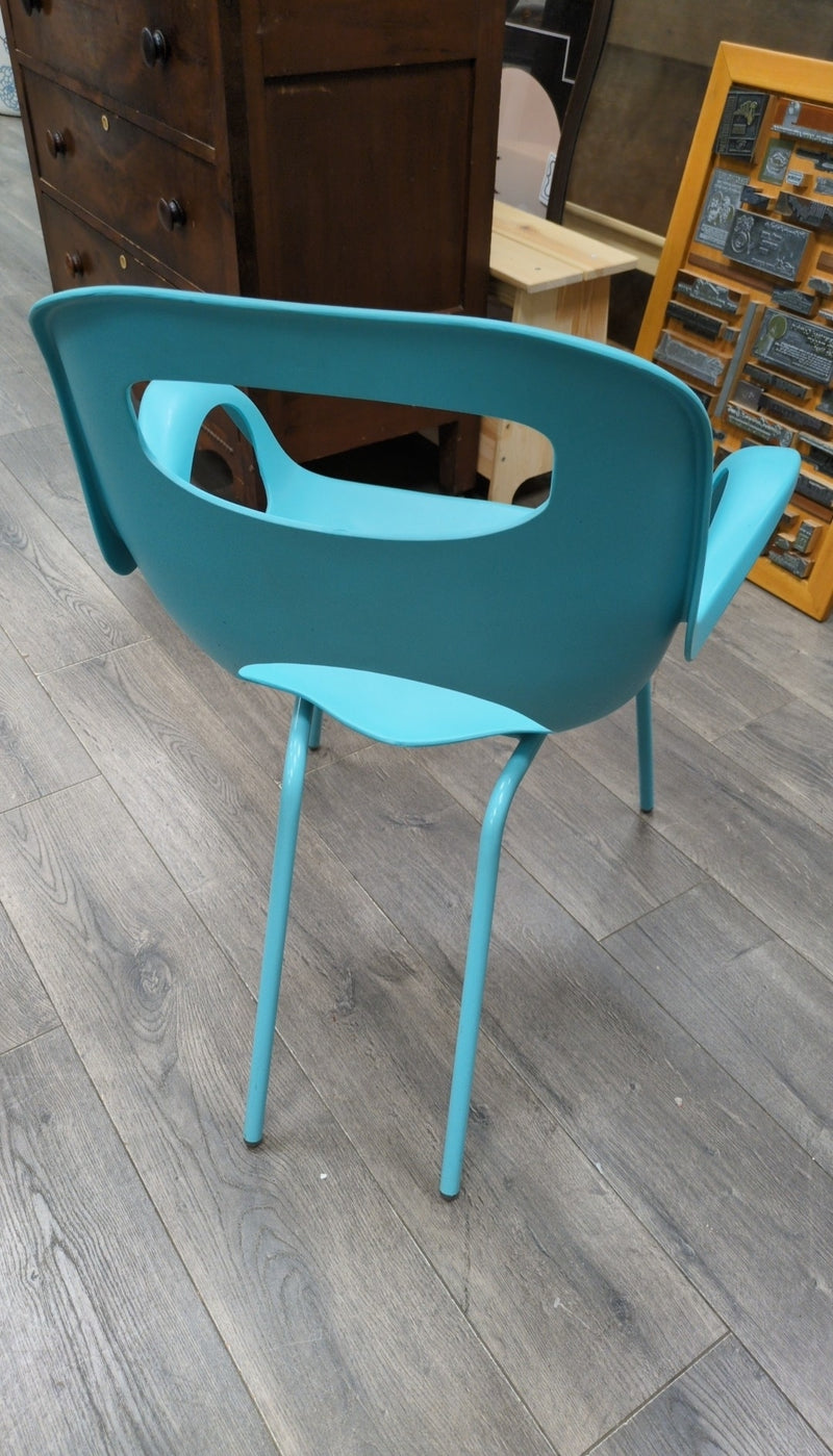 CURVY BLUE PLASTIC CHAIR