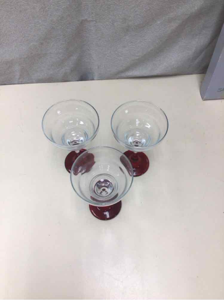 CLEAR GLASS WINE GLASSES W/RED BOTTOM