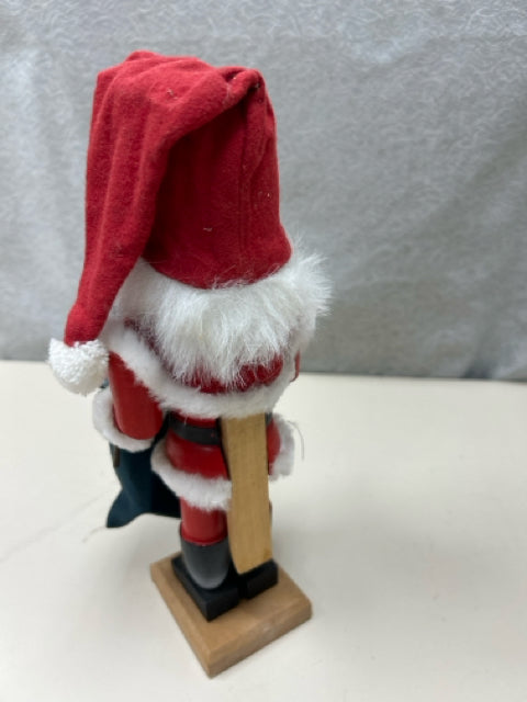 SANTA W/BAG NUTCRACKER