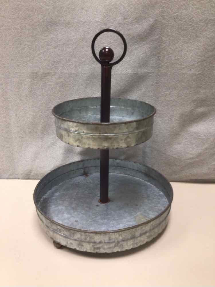 ROUND 2-TIER METAL SERVING TRAY