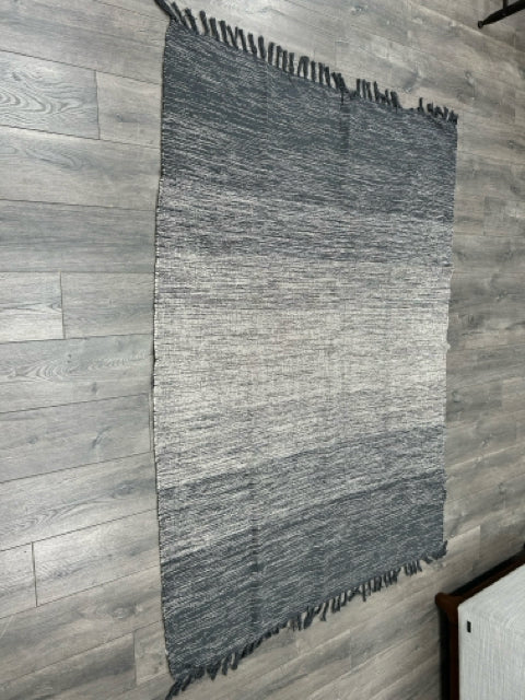GREY CREAM RUG
