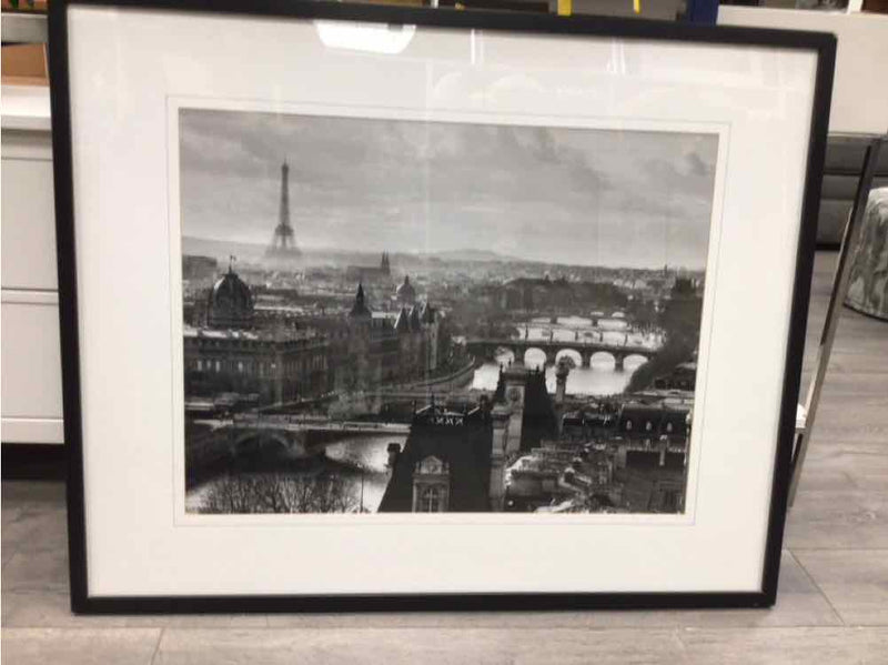 PARIS CITYSCAPE B/W PIC