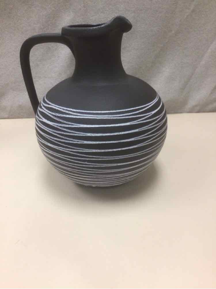 BLACK/WHITE VASE W/HANDLE