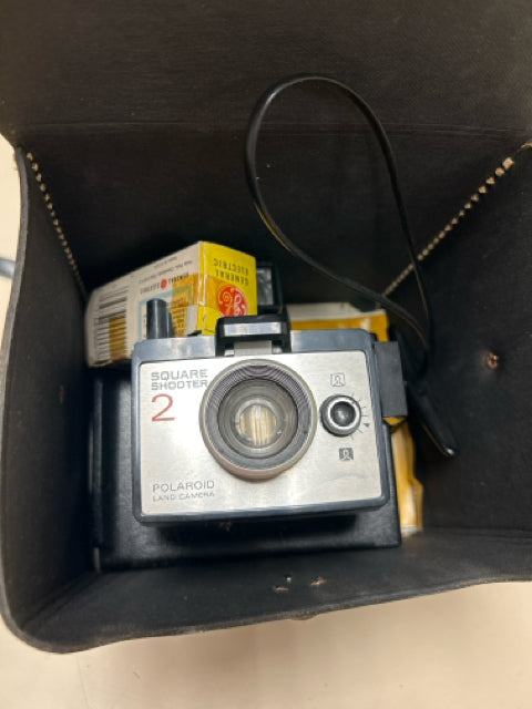 VINTAGE CAMERA IN LEATHER CASE