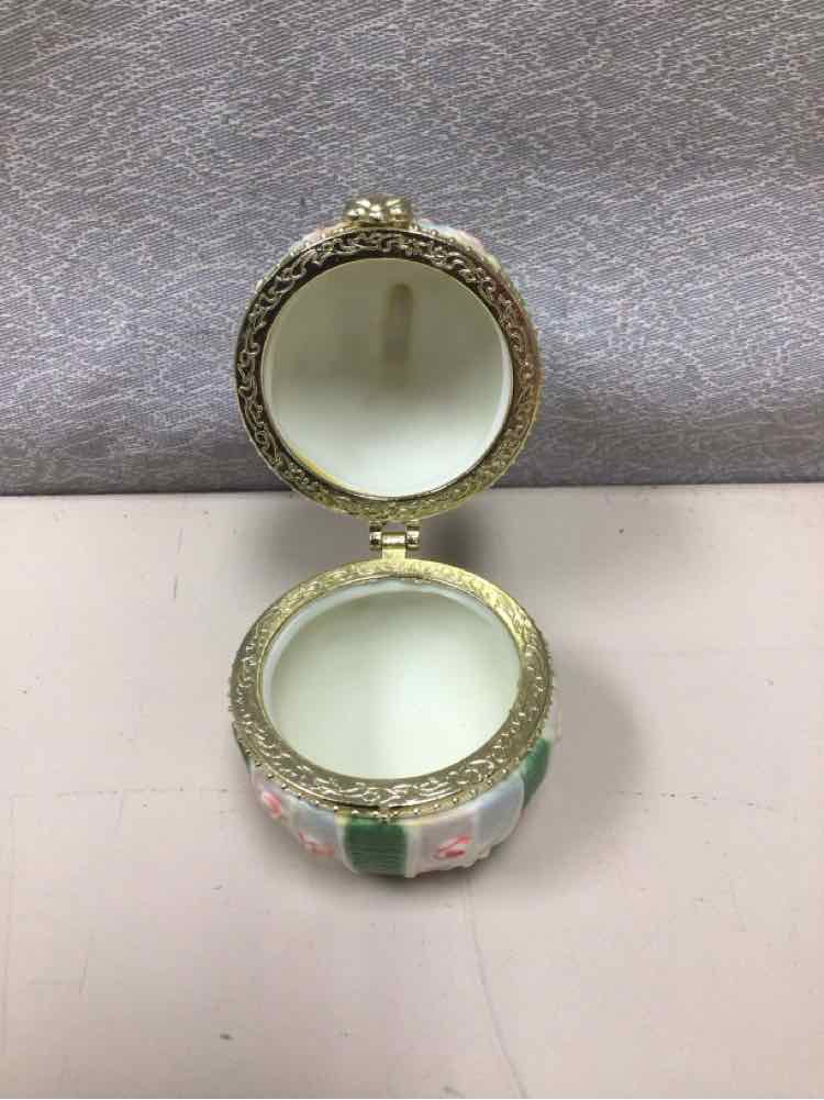 GREEN/WHITE TRINKET BOX W/BUNNY