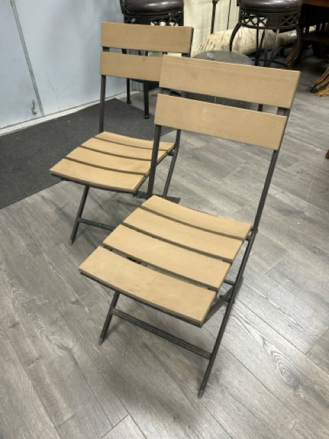 2 PLASTIC METAL PATIO CHAIRS COLLAPSIBLE