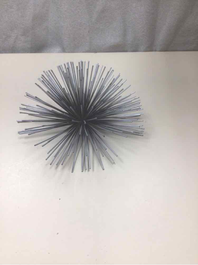 METAL STARBURST DECORATION