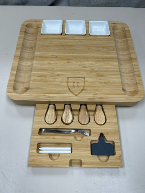 CHARCUTERIE BOARD W/COMPARTMENT
