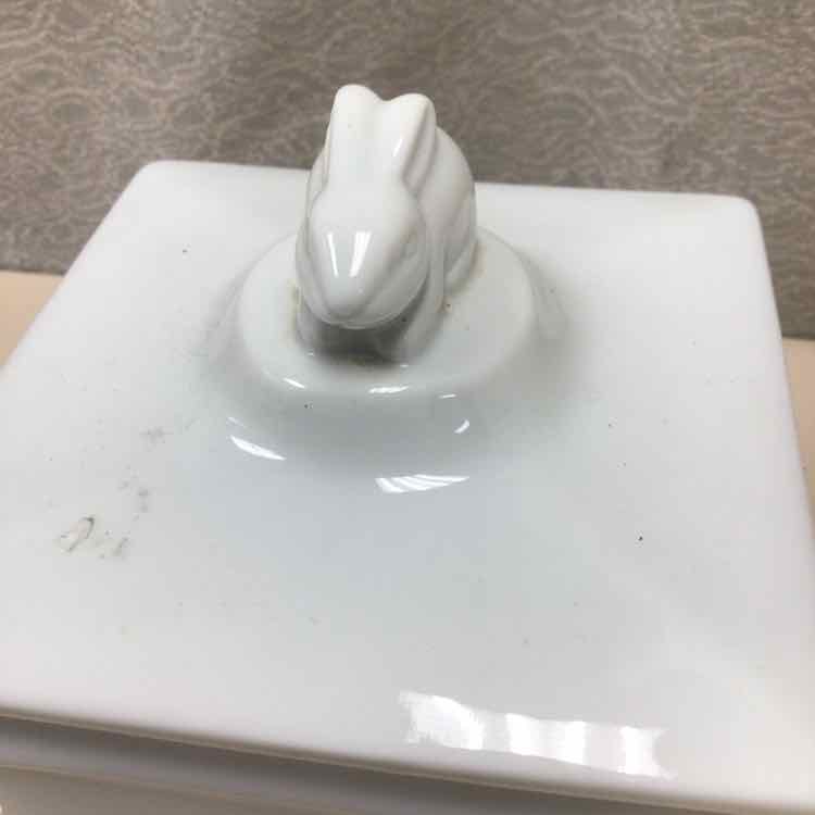 WHITE CERAMIC LIDDED CONT