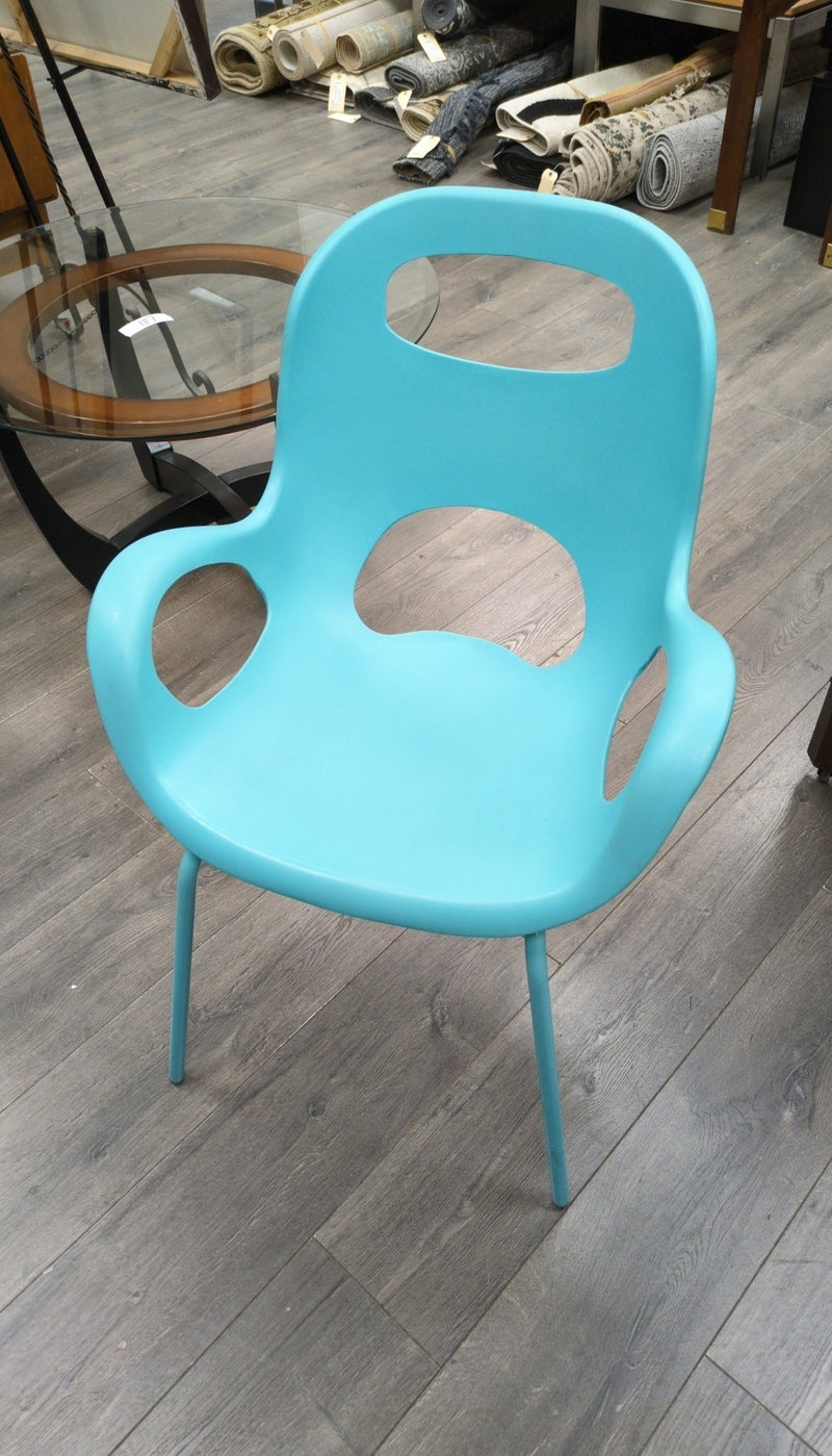 CURVY BLUE PLASTIC CHAIR