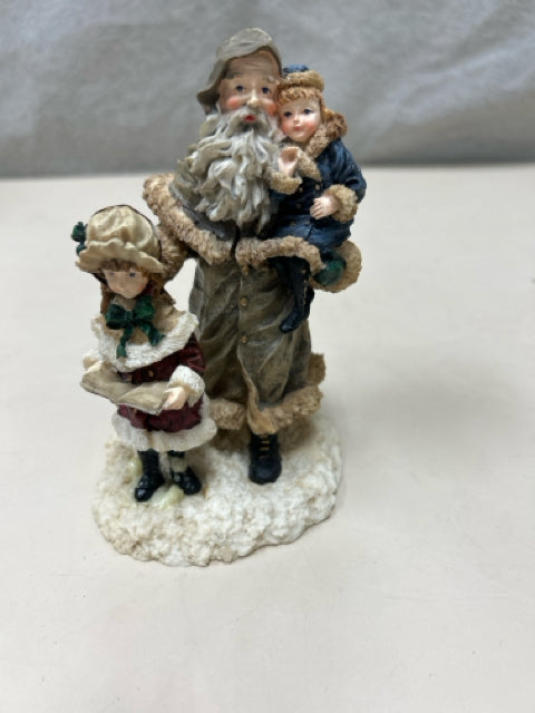 RUSTIC SANTA W/CHILDREN