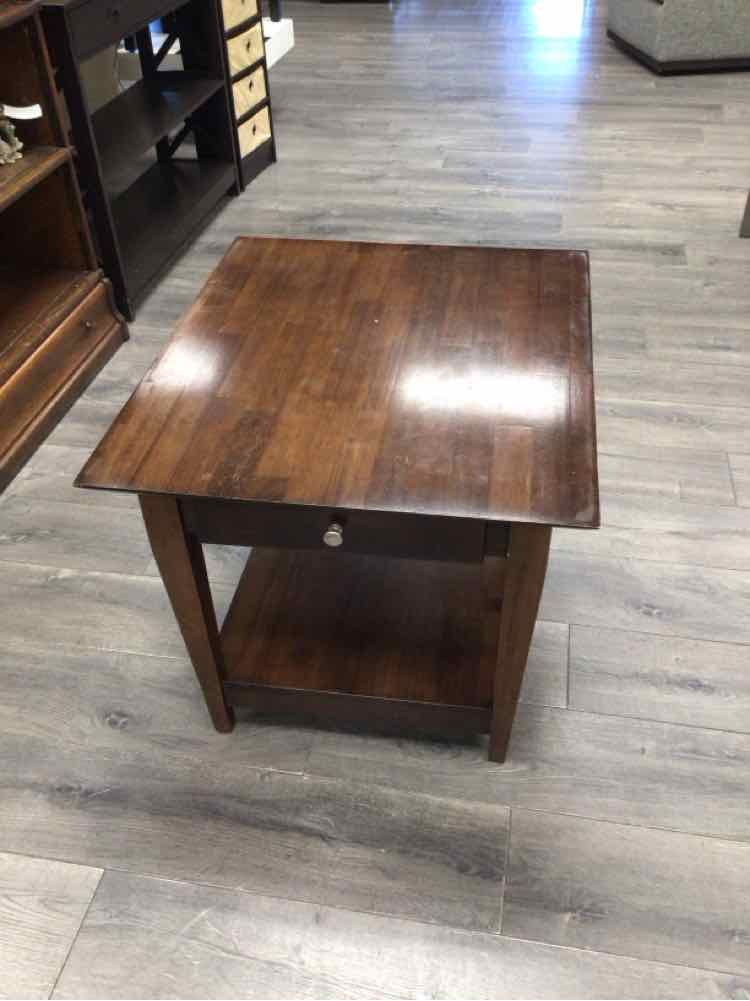 BROWN END TABLE WITH 1 DRAWER