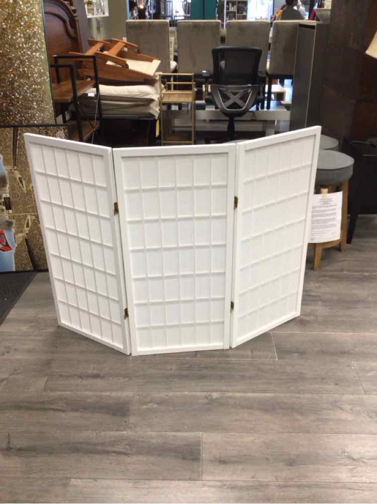 WHITE FOLDING SCREEN
