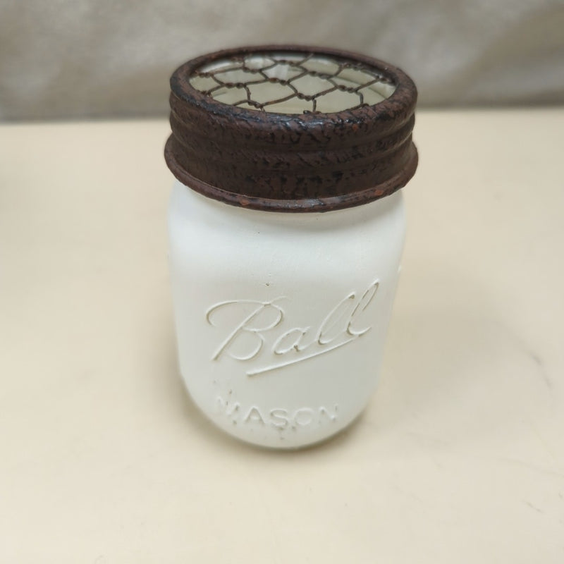 WHITE JAR W/WIRE LID