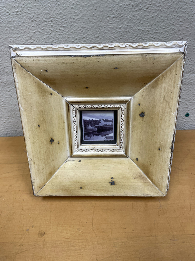 CREAM FRAME BLK WHT BUILDING PIC