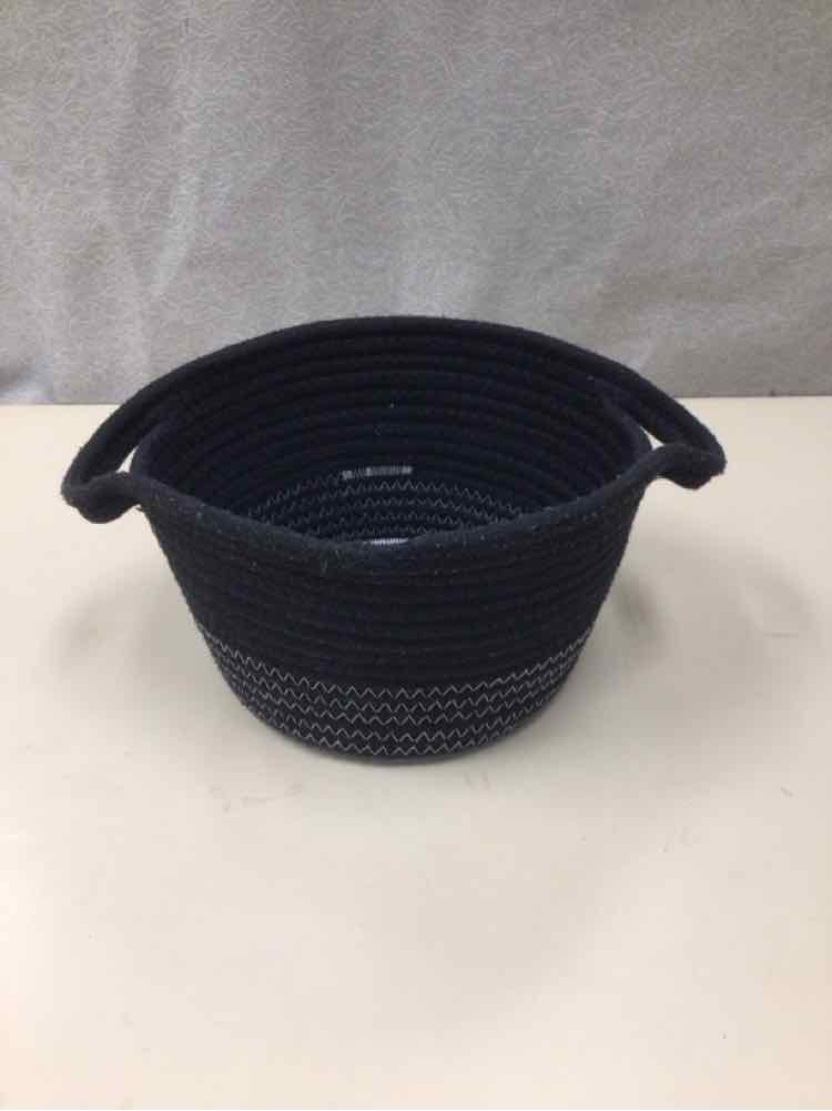 BLACK/WHITE WOVEN BASKET