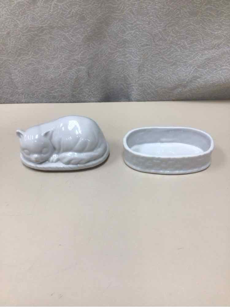 WHITE CERAMIC CAT BOX