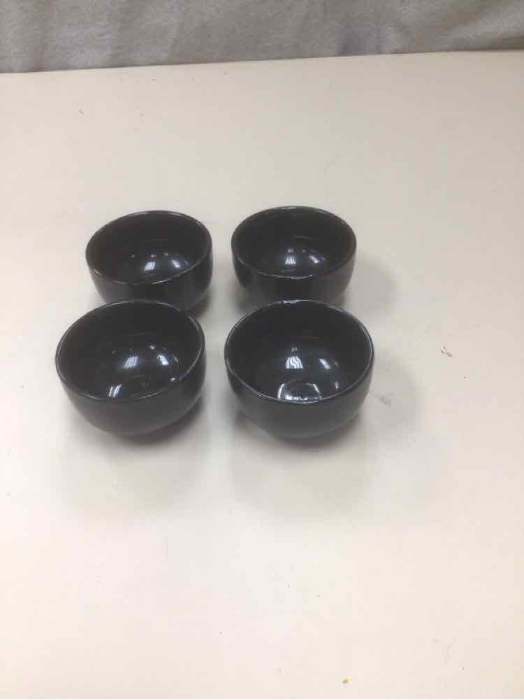 4 BLACK SMALL CUPS