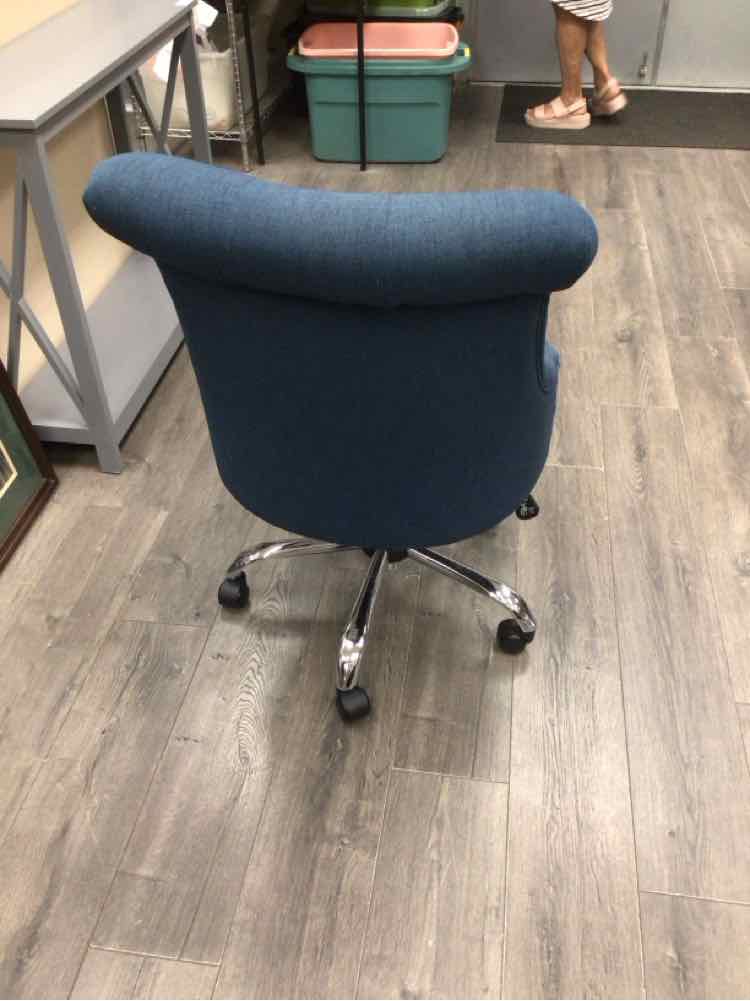 BLUE OFFICE CHAIR