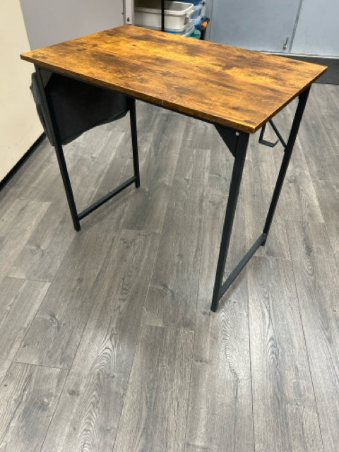LAMINATE DESK W/POUCH