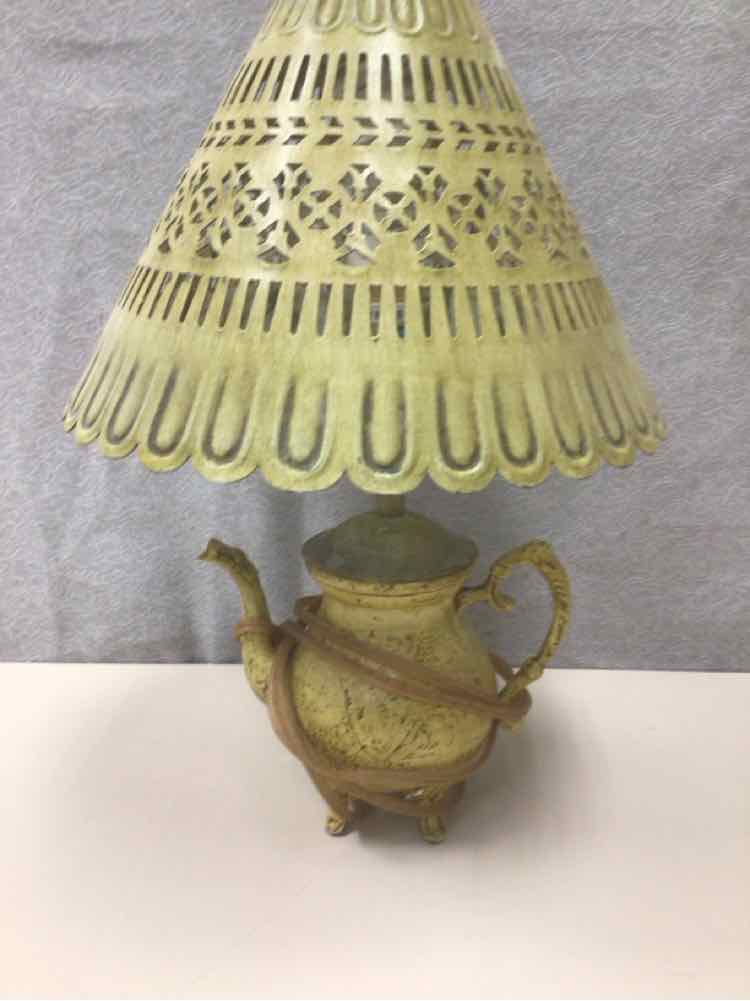 TEA POT TABLE LAMP METAL SHADE