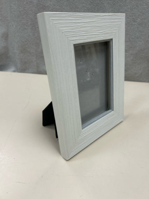 WHITE WOOD FRAME