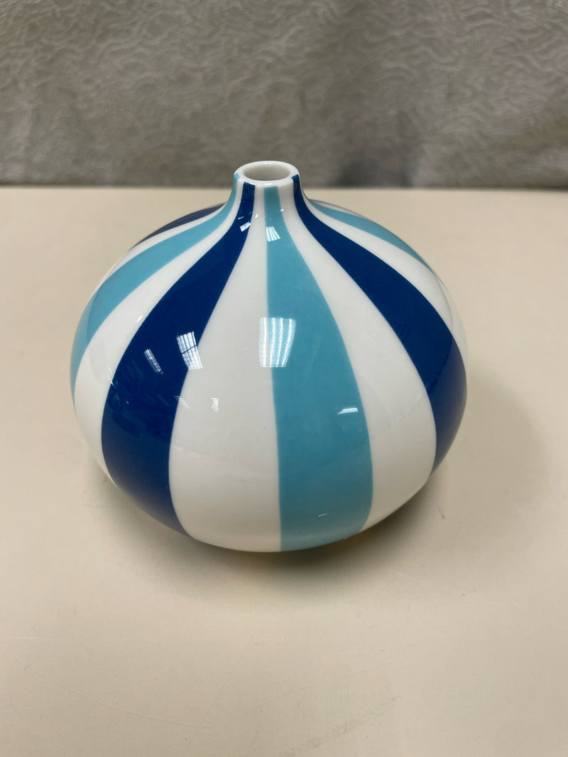 BLUE WHITE SHORT VASE