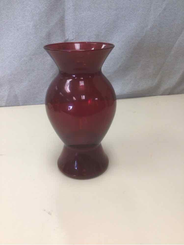 RED GLASS CURVED VASE