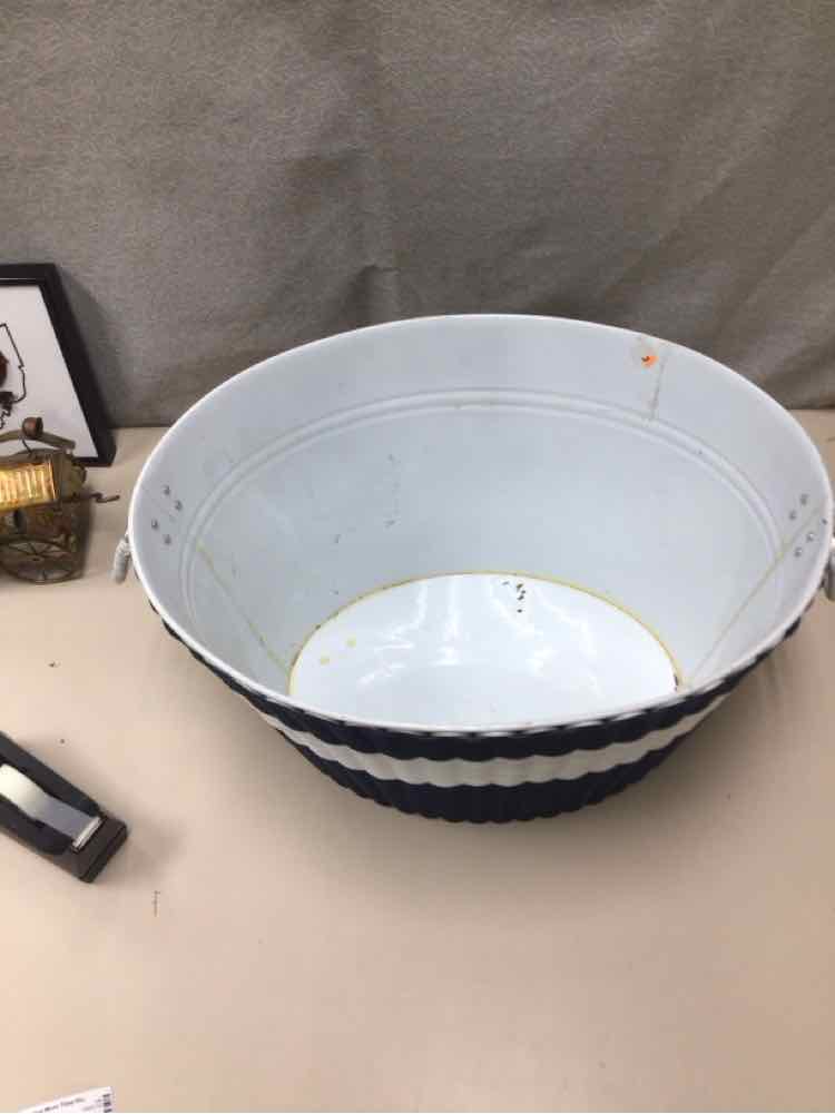 BLUE/WHITE WOVEN BUCKET