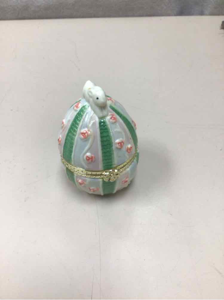 GREEN/WHITE TRINKET BOX W/BUNNY